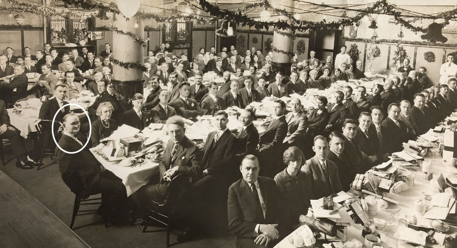 Peeteli pere tähistamas viimast korda jõule 1926. aastal, Richard Barber on ringiga märgitud