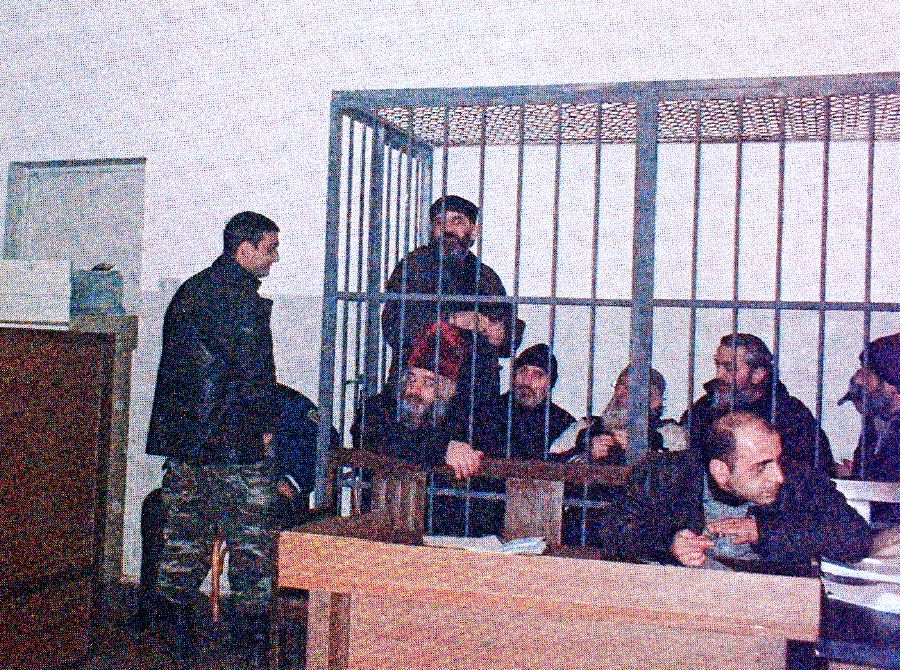 Äärmusliku õigeusurühmituse liikmed ja nende liider Vasili Mkalavišvili vahi all