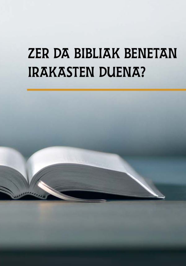 Irekita dagoen Biblia bat eta «Zer da Bibliak benetan irakasten duena?» liburuaren izenburua.