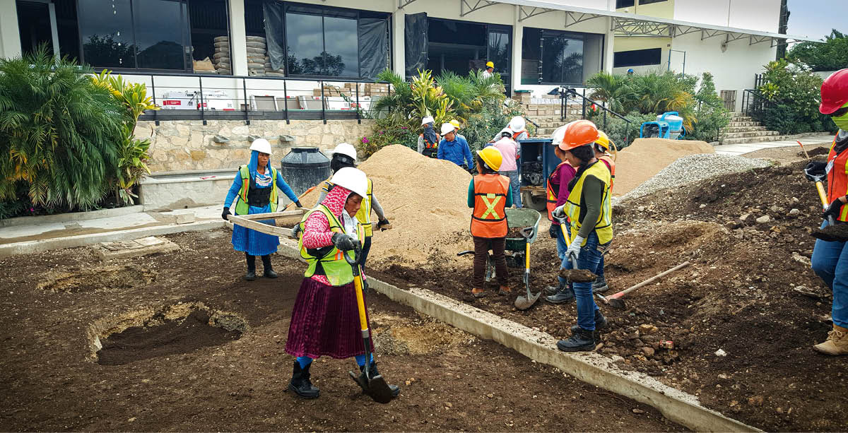 گروهی از هم‌ایمانانمان در حال آماده کردن فضای سبز دفتر ترجمه