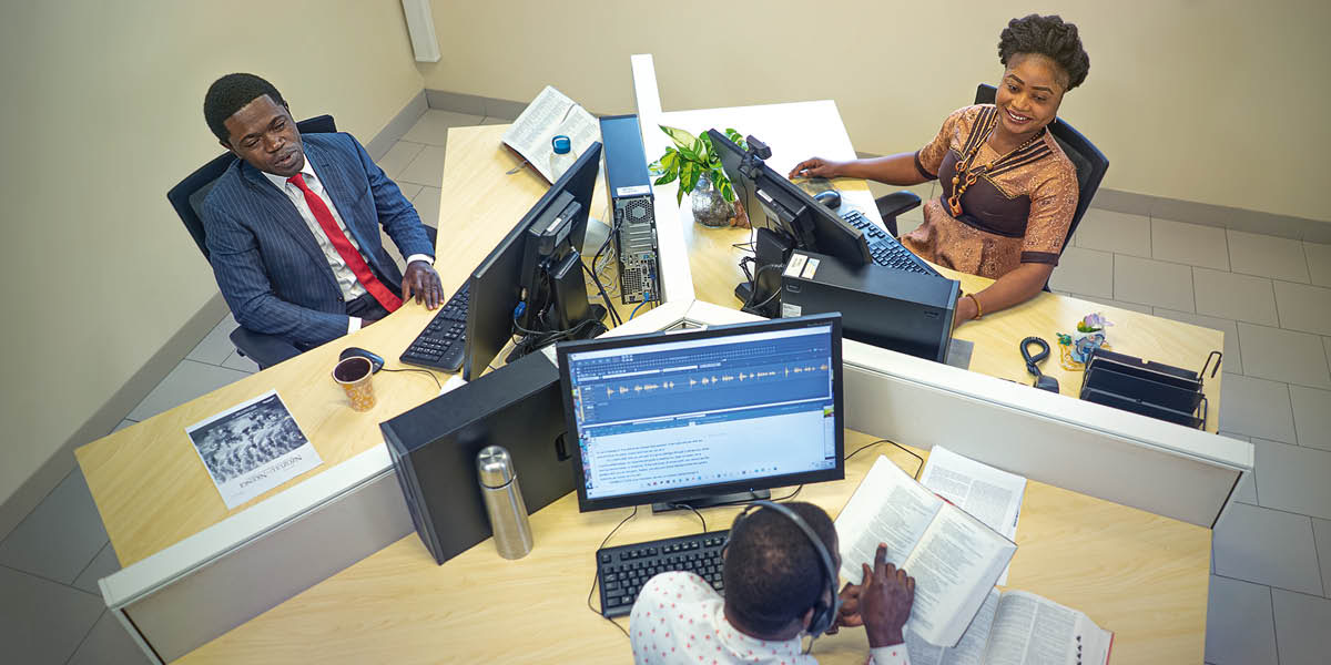 تیم ترجمهٔ مشغول کار