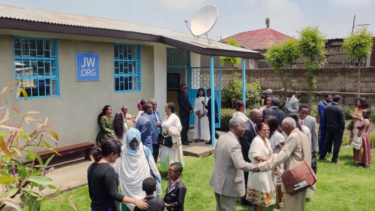 برادران و خواهران بیرون از سالن جماعت با هم معاشرت می‌کنند.‏