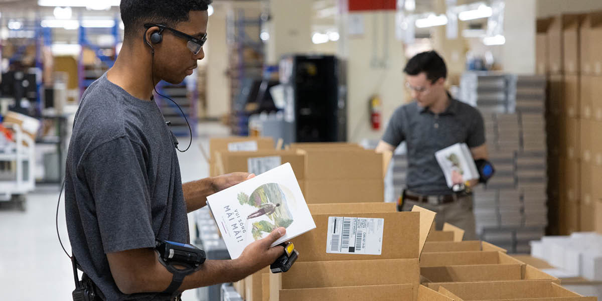 دو برادر کتاب‌های آمادهٔ ارسال را در جعبه می‌گذارند.‏