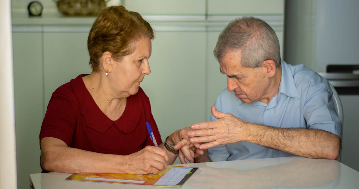 خوزه دست چپ خواهرش را گرفته و ایما و اشاره می‌کند.‏ خواهرش هم آن‌ها را در نامه‌ای می‌نویسد.‏ 