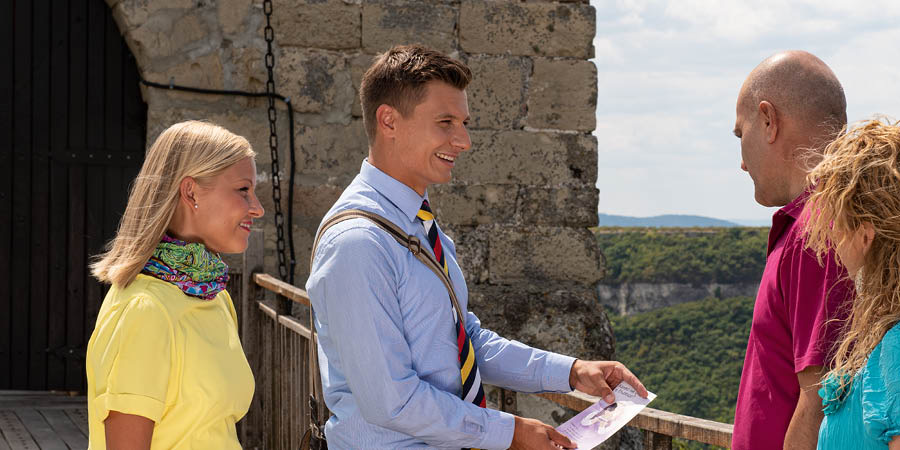 نادیا و پِتِری در حال دادن یک تراکت به یک زوج