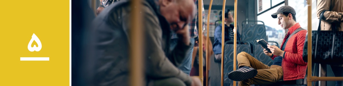 درس ۵.‏ مردی در اتوبوس در حال خواندن کتاب مقدّس است 