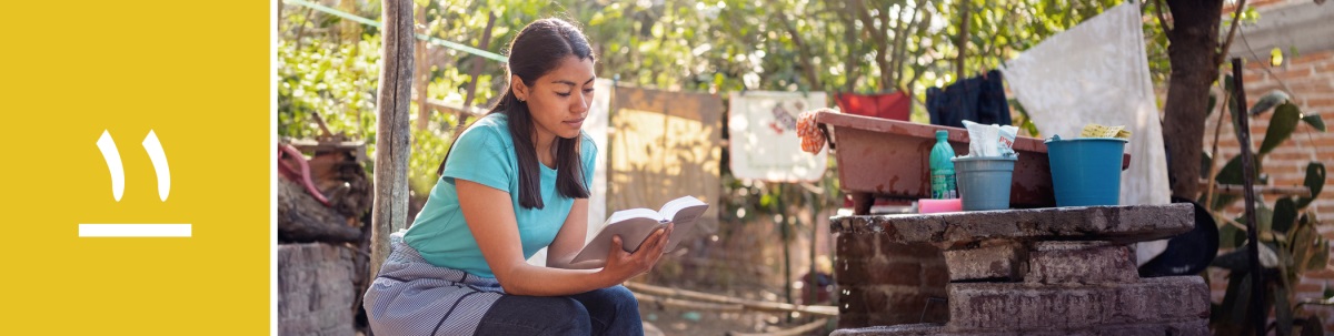 درس ۱۱.‏ خانمی در حال خواندن کتاب مقدّس طی انجام کارهای روزمره در حیاط خانه‌اش.‏