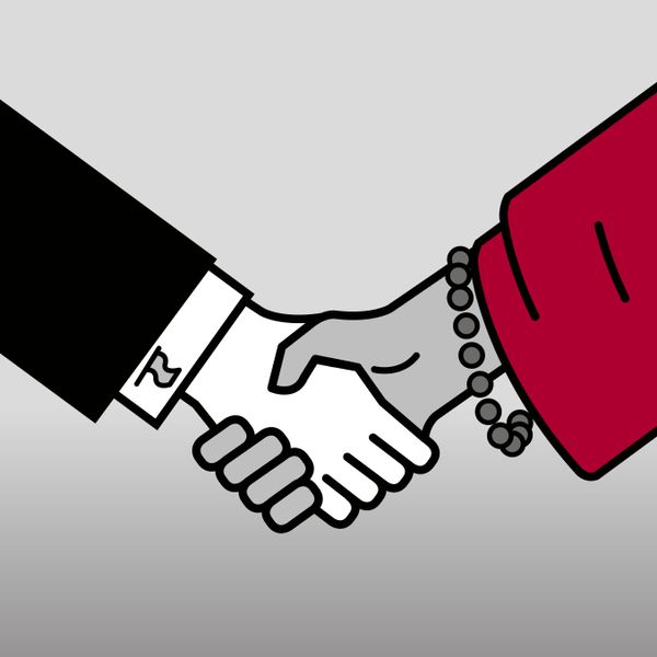 دست دادن یک رهبر سیاسی و یک رهبر مذهبی.‏