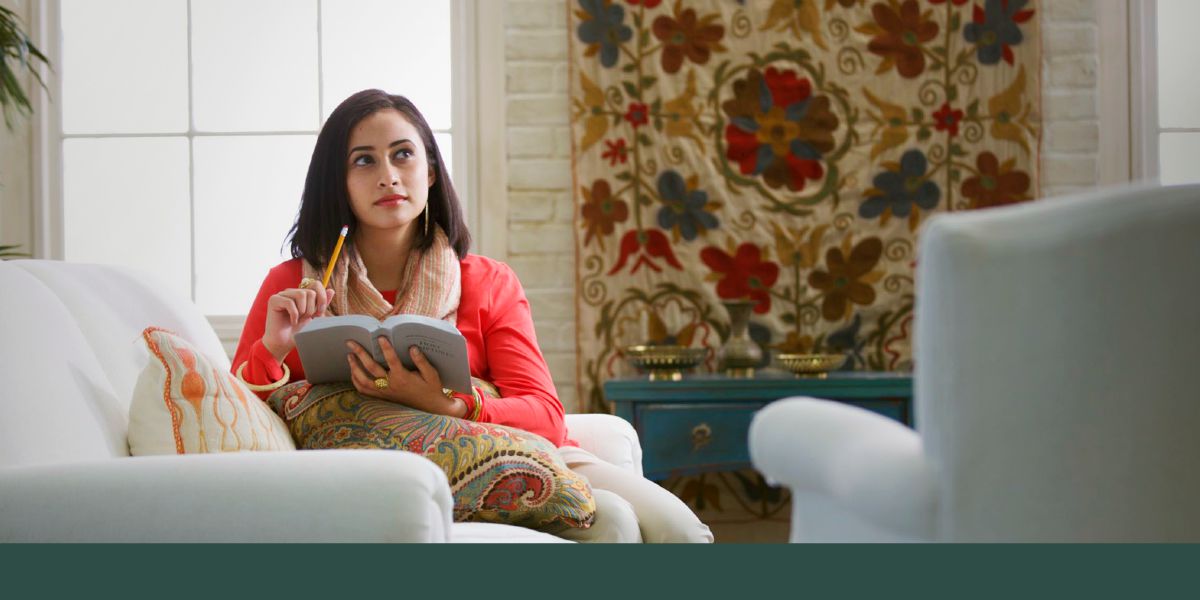 خواهری بر آنچه از کتاب مقدّس می‌خواند تعمّق می‌کند