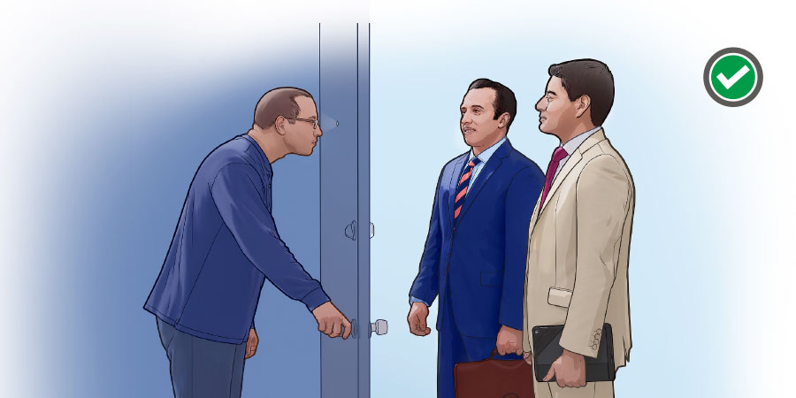 دو برادر جلوی در خانه‌ای می‌ایستند و صاحبخانه از طریق چشمیِ در،‏ به آنان نگاه می‌کند