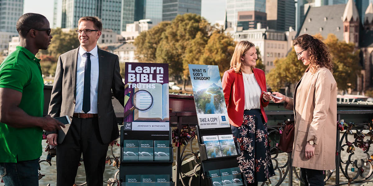 برادر و خواهری در حال موعظه كنار يک چرخ‌دستی و با استفاده از نسخهٔ عمومی برج ديده‌بانی شمارهٔ ۲ سال ۲۰۲۰.‏