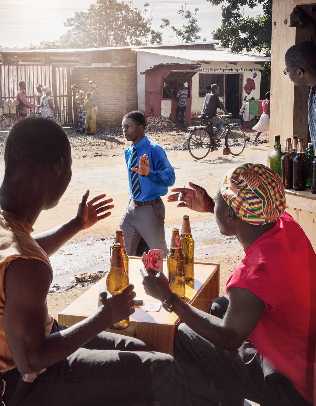 برادری جوان تسليم وسوسه‌های اطرافيان غيرشاهد نمی‌شود كه در نوشيدن الكل و سيگار كشيدن با آنان همراه شود.‏