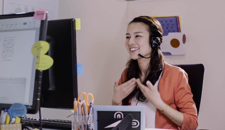 يک خواهر پيشگام به عنوان مترجم زبان اشاره مشغول به كار است