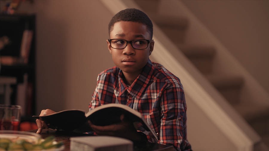 صحنه‌ای از فيلم «وقايعی كه در پيش است و شجاعت می‌طلبد.‏» پسری بعد از ديدن تصويری از جنگ حارمَگِدّون نگران می‌شود.‏