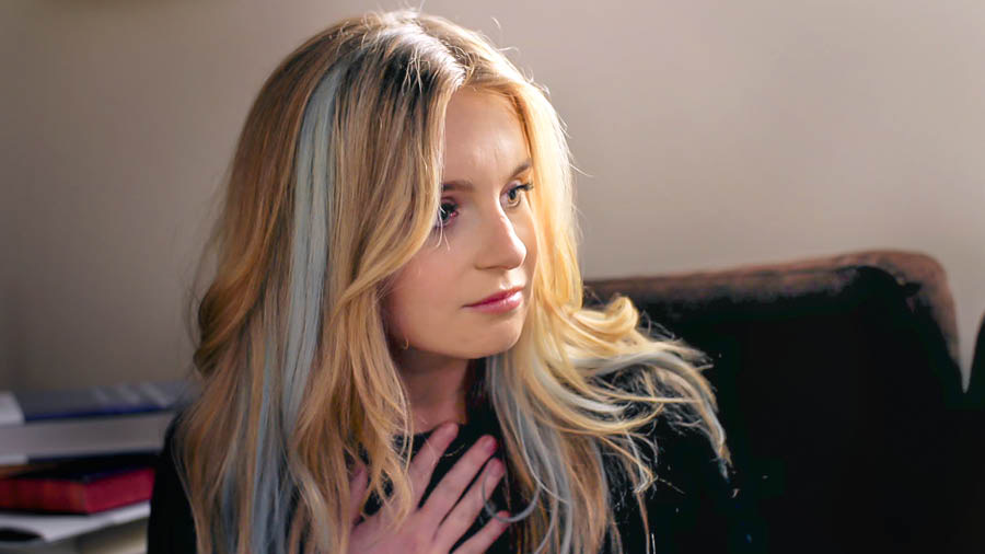 صحنه‌ای از ويديوی به شاگردتان كمک كنيد—‏خود از خوراک روحانی تغذيه كند.‏ مينا می‌گويد كه چه چيزی بر او تأثير گذاشت.‏