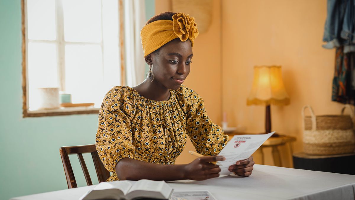 یک خواهر مشغول پر کردن وکالتنامهٔ پزشکی‌اش است.‏