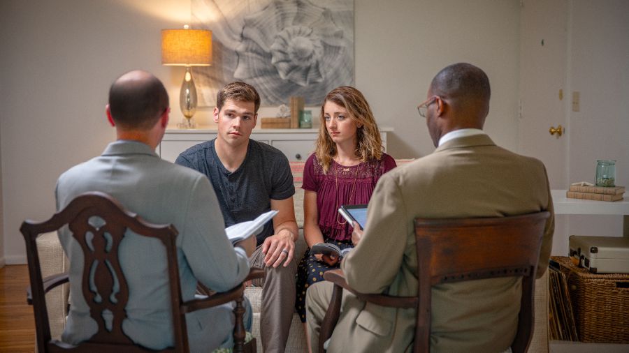 دو پیر جماعت بر اساس کتاب مقدّس به یک زن و شوهر پند می‌دهند