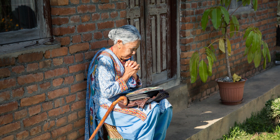 خواهری برای دریافت کمک دعا می‌کند