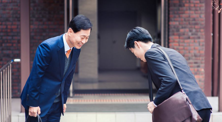 دو برادر هنگام احوال‌پرسی جلوی یکدیگر خم می‌شوند