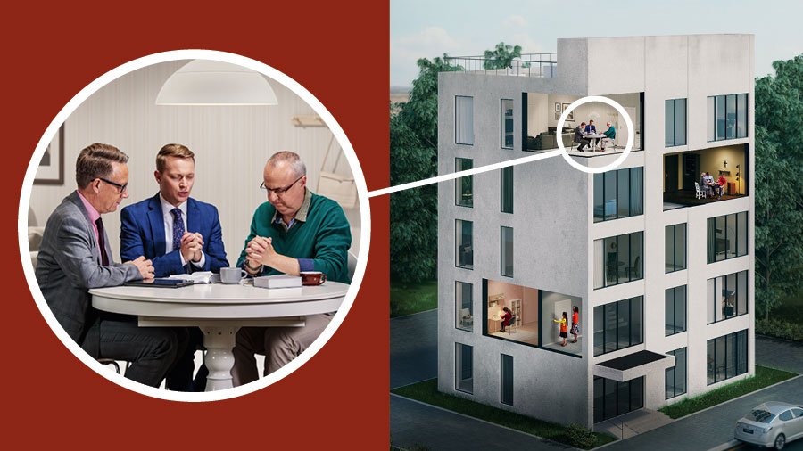 دو برادر با مردی مسن كتاب مقدّس را مطالعه می‌كنند.‏ يكی از برادران پيش از شروع مطالعه دعا می‌كند.‏