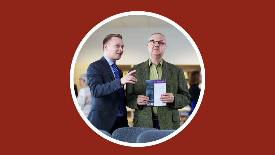 برادری با شاگردش در سالن جماعت است و در مورد جلسات به او توضيحاتی می‌دهد.‏