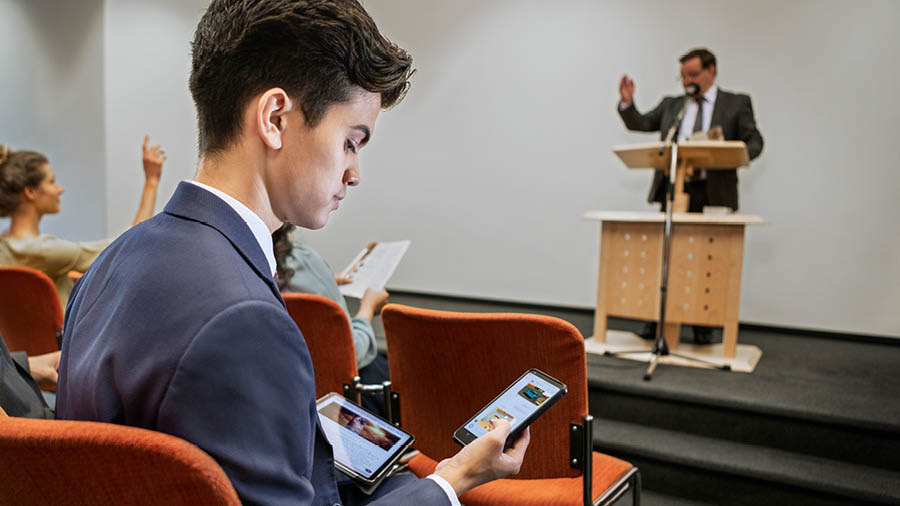 برادری وسط جلسه به پیام‌هایش جواب می‌دهد.‏