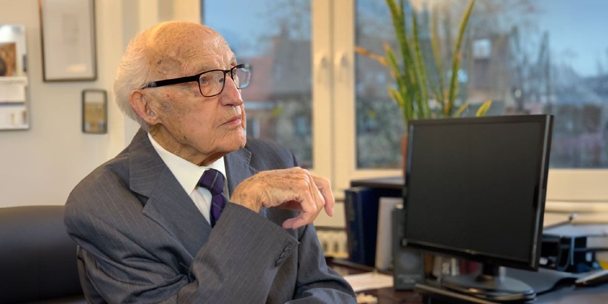 مارسِل ژیله در دفترش در شعبهٔ بلژیک.‏