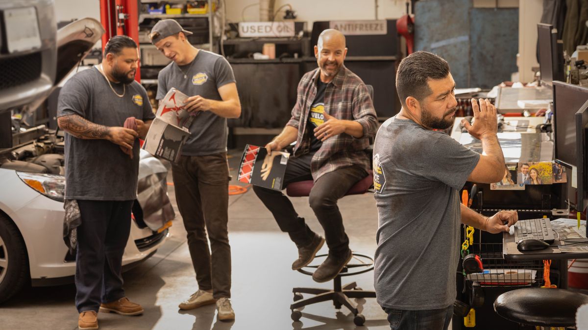 برادری در مکانیکی کار می‌کند.‏ او قبول نمی‌کند که با همکارانش به مجلهٔ پورنوگرافی نگاه کند.‏ 