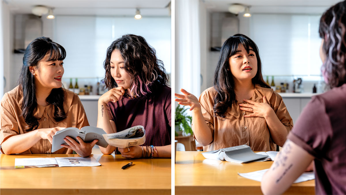 در دو تصویر می‌بینیم که خواهری به دو روش مختلف با خانمی کتاب مقدّس را مطالعه می‌کند.‏ ۱)‏ خواهرمان دربارهٔ خودش صحبت می‌کند و از کتاب مقدّس استفاده نمی‌کند.‏ ۲)‏ خواهرمان کتاب مقدّس را باز کرده و آیه‌ای را به شاگردش نشان می‌دهد.‏