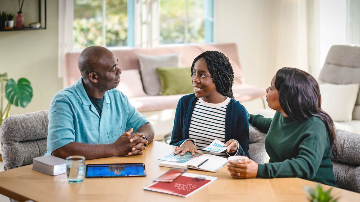خواهر نوجوانی با پدر و مادرش گزینه‌های مختلف را برای ادامه تحصیل بررسی می‌کند.‏ آن‌ها بروشورهای مؤسسه‌های آموزشی و برنامهٔ تلویزیونی شاهدان یَهُوَه و کتاب مقدّس را بررسی می‌کنند.‏