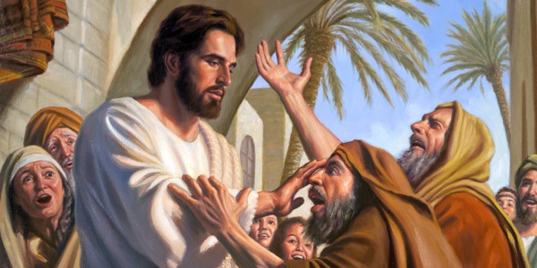 Jeesus koskettaa sokean miehen silmiä ja parantaa hänet