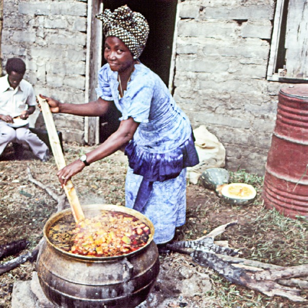 Sisar hämmentää keittopataa Sierra Leonessa.