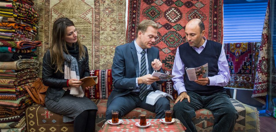 Steffen todistaa miehelle mattokaupassa