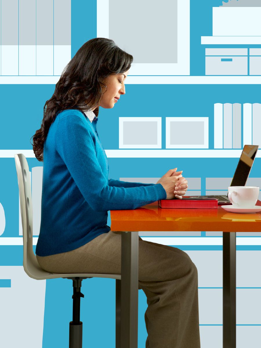 Nainen rukoilee ennen Raamatun lukemista