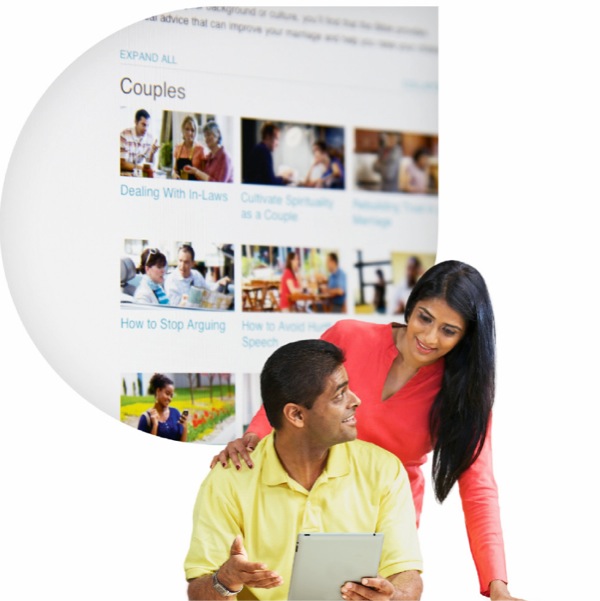 Un couple qui consulte la rubrique « Couples & Parents » sur jw.org