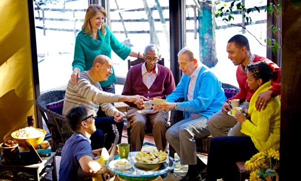 Des amis de tous âges et de toutes origines autour d’une table