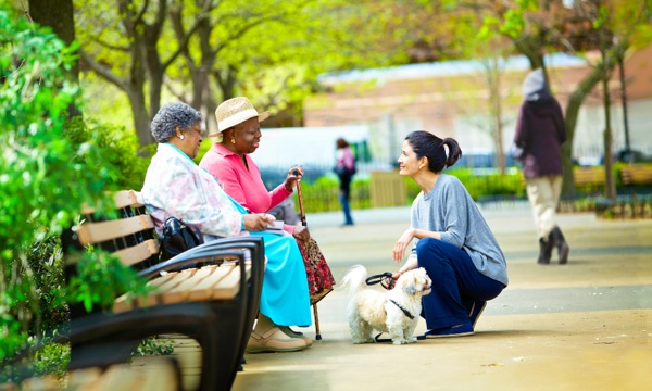 Carol et Mildred parlent de la bonne nouvelle de la Bible à une passante dans un parc