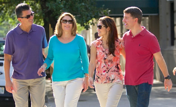 Un mari passe un moment agréable avec ses beaux-parents et sa femme