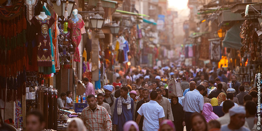 Une foule dans une rue commerçante du Moyen-Orient