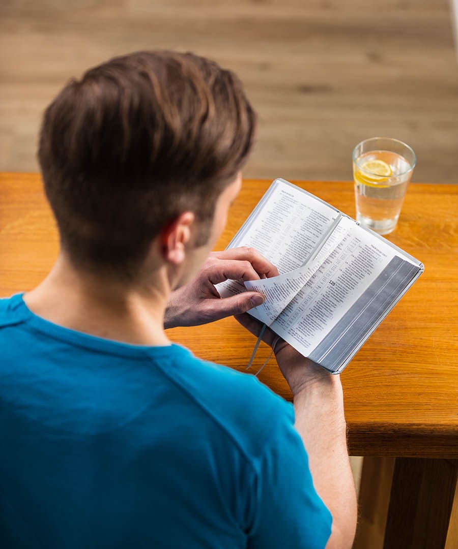 Un homme lit la Bible
