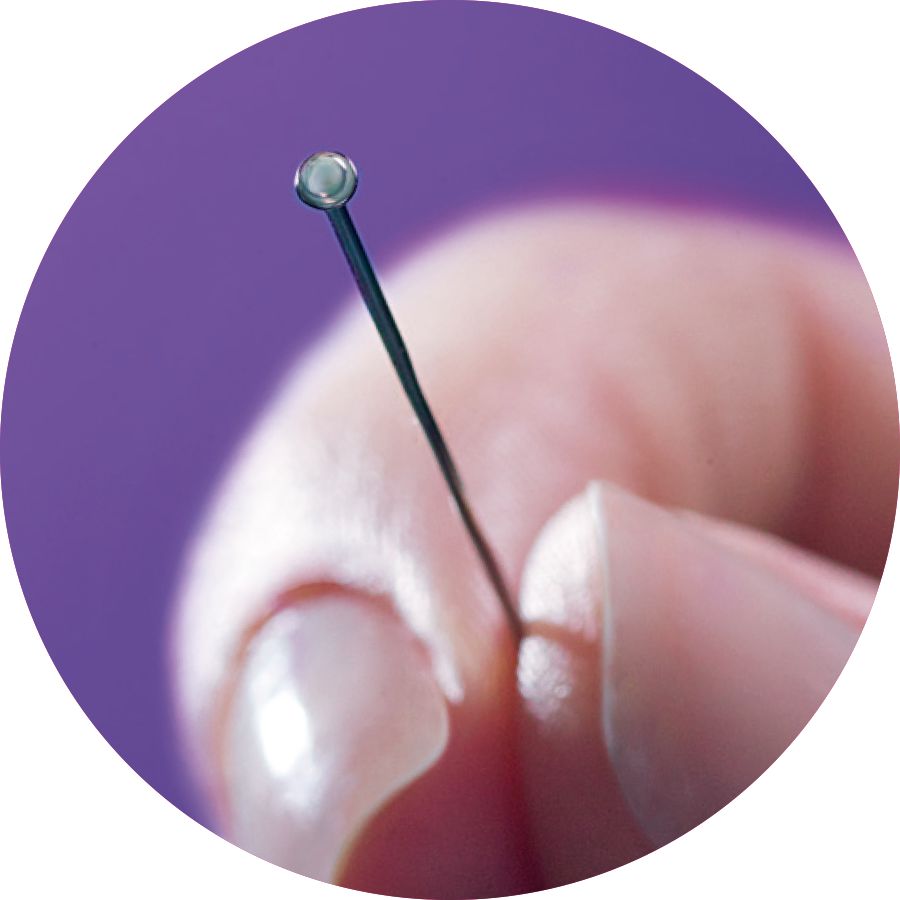 Œil artificiel sur une tête d’épingle