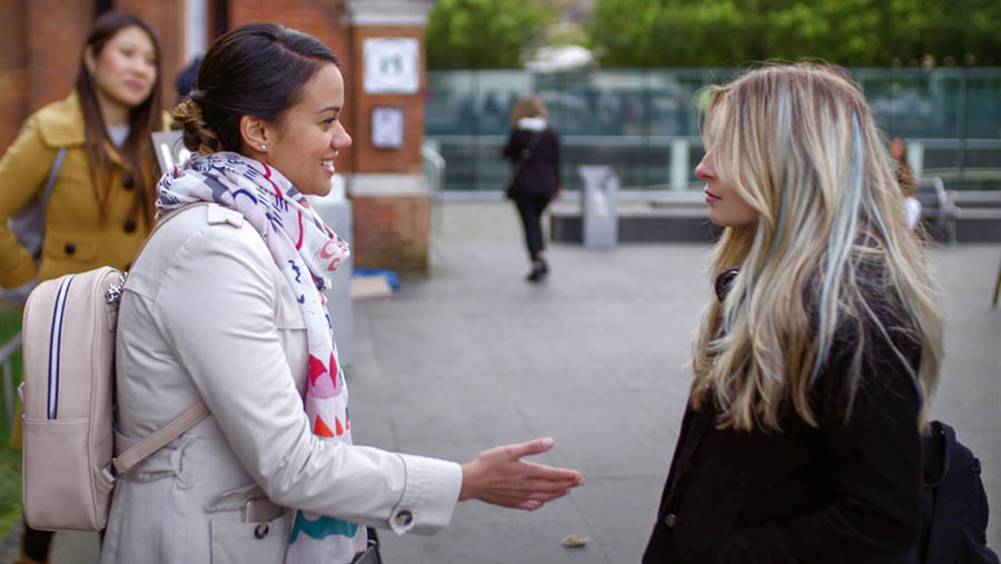 Image extraite de la vidéo « Pour éprouver de la joie à faire des disciples, devenons plus habiles : En posant des questions ». Neeta tend la main à Jade et se présente.
