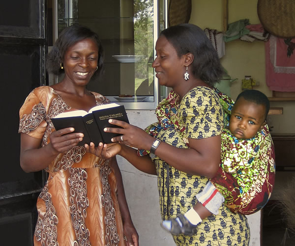 Des femmes parlant de la Bible