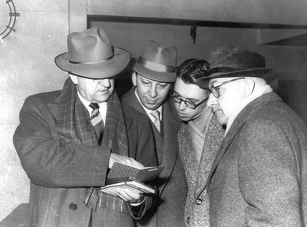 Erich Frost et d’autres frères avec Nathan Knorr