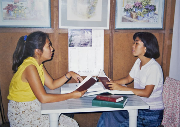 Précieuse étudiant la Bible avec Marieta