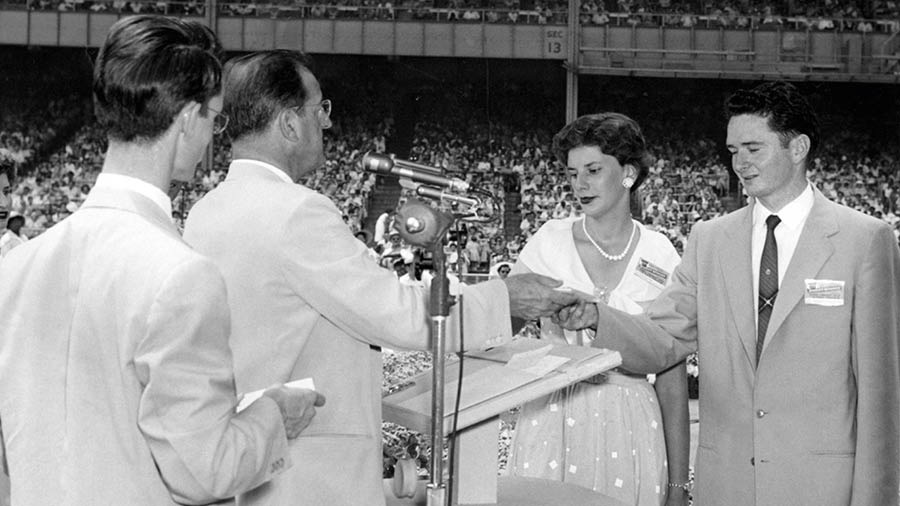 Nathan Knorr tend à Kathleen et Harvey leurs diplômes de Galaad.