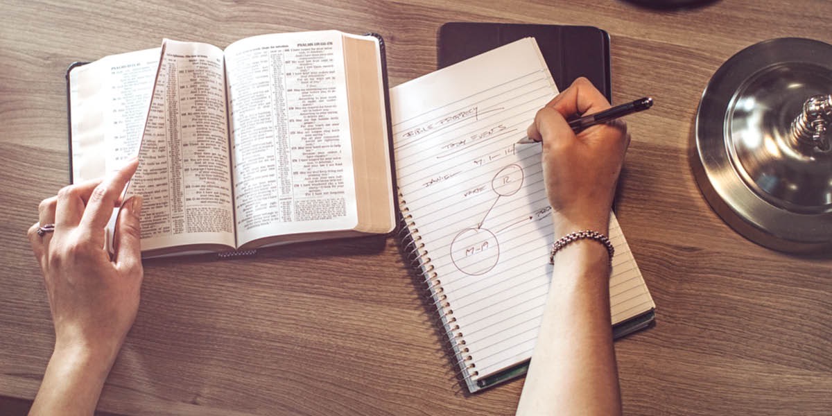 Une personne étudie les prophéties bibliques