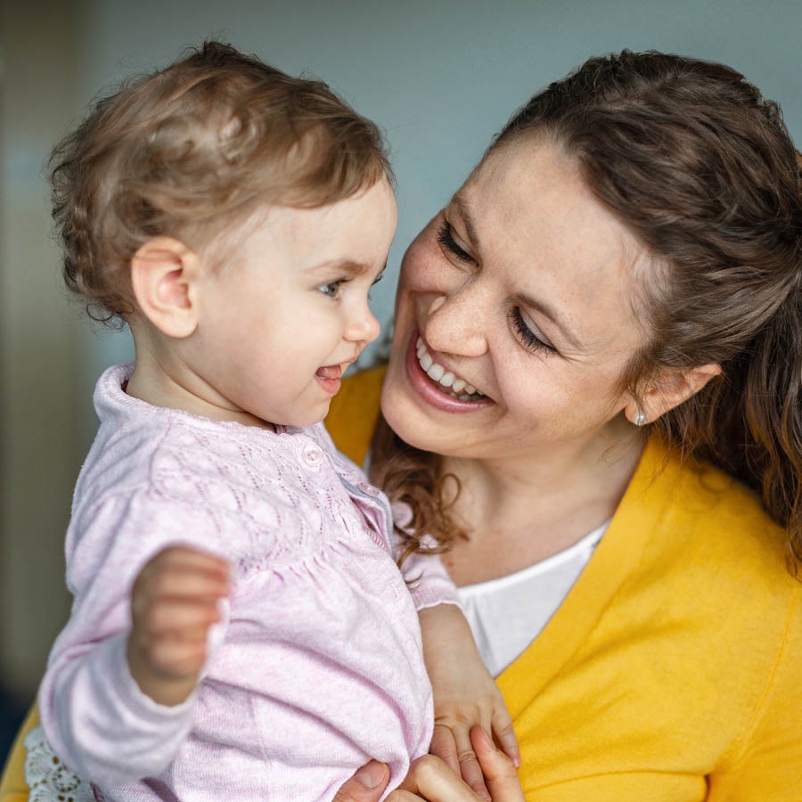Une maman qui porte son bébé