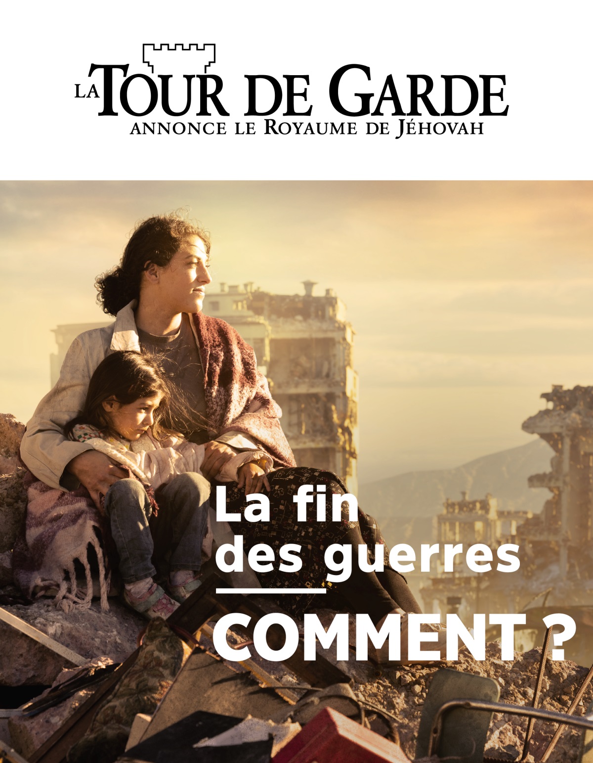 Au milieu des immeubles en ruine d’une ville dévastée par la guerre, une femme et sa fillette sont assises sur un monticule de décombres, la mère entourant sa fille de son bras.