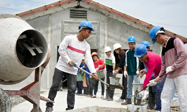 Des Témoins de Jéhovah travaillent sur le chantier d’une Salle du Royaume